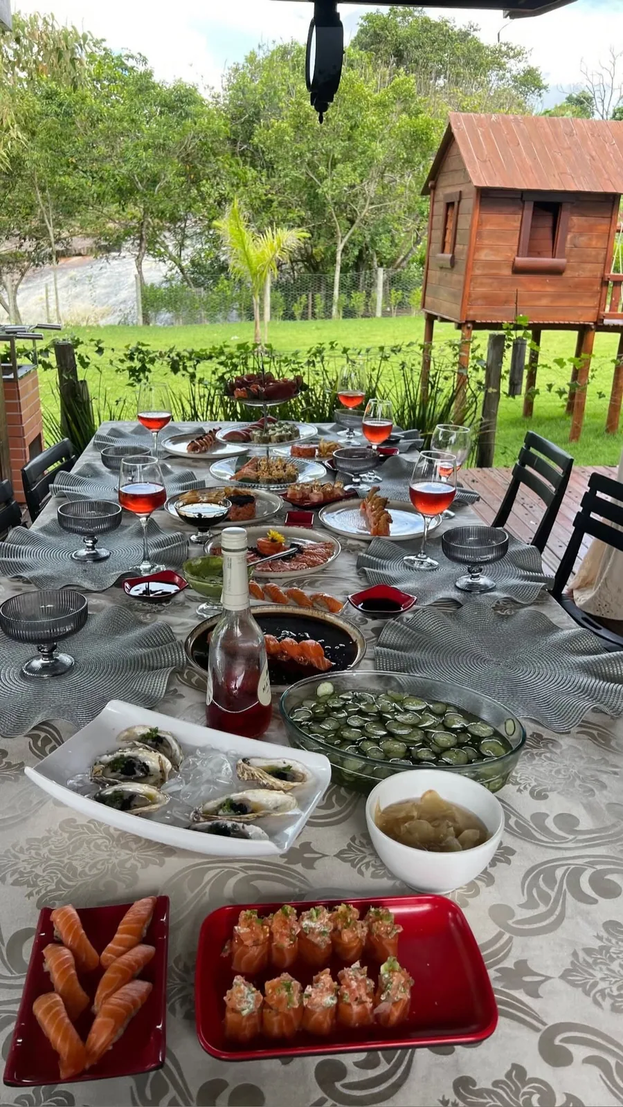 Mesa de evento ao ar livre servida com pratos da Nami